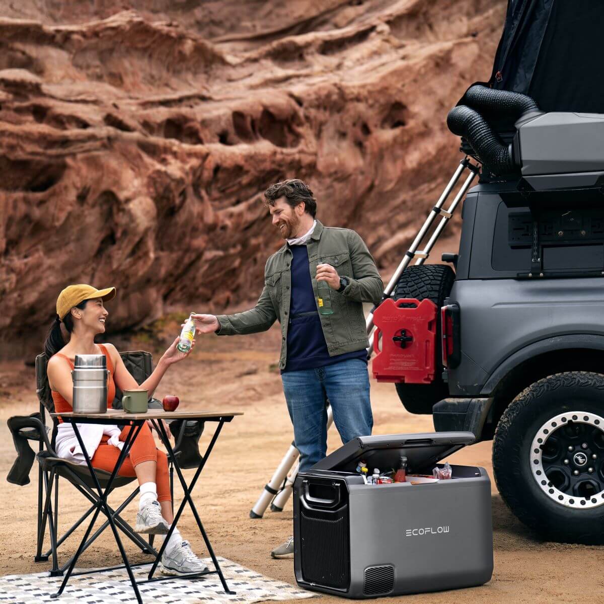 Къмпинг аксесоари: пълно упътване за лек багаж и максимум комфорт, хора на къмпинг с хладилник и оборудване до кола