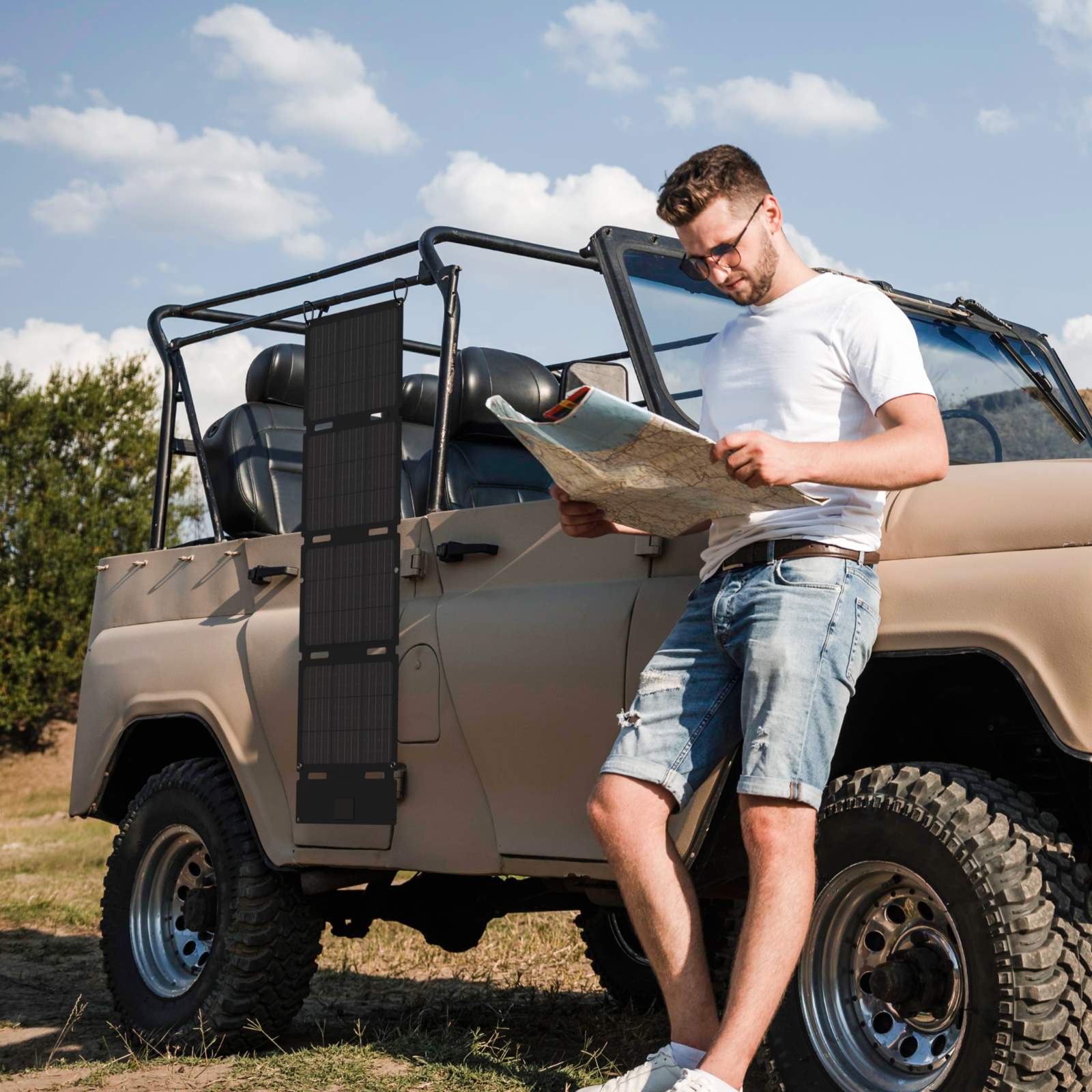 Мъж с карта до джип със сгъваеми соларни панели за къмпинг – пътят към автономен лагер.