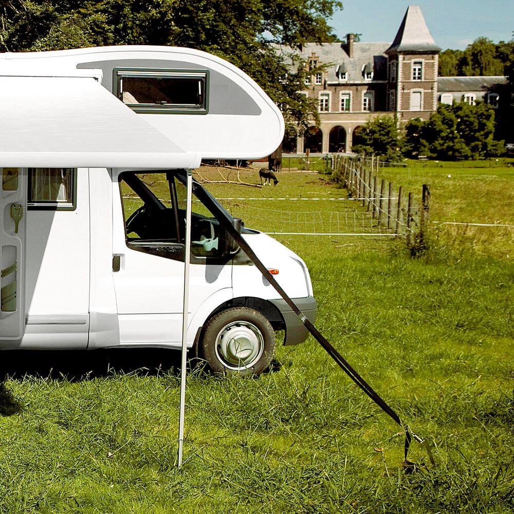 Къмпинг оборудване за начинаещи: какво ви трябва за първото приключение сред природата, каравана на зелена поляна