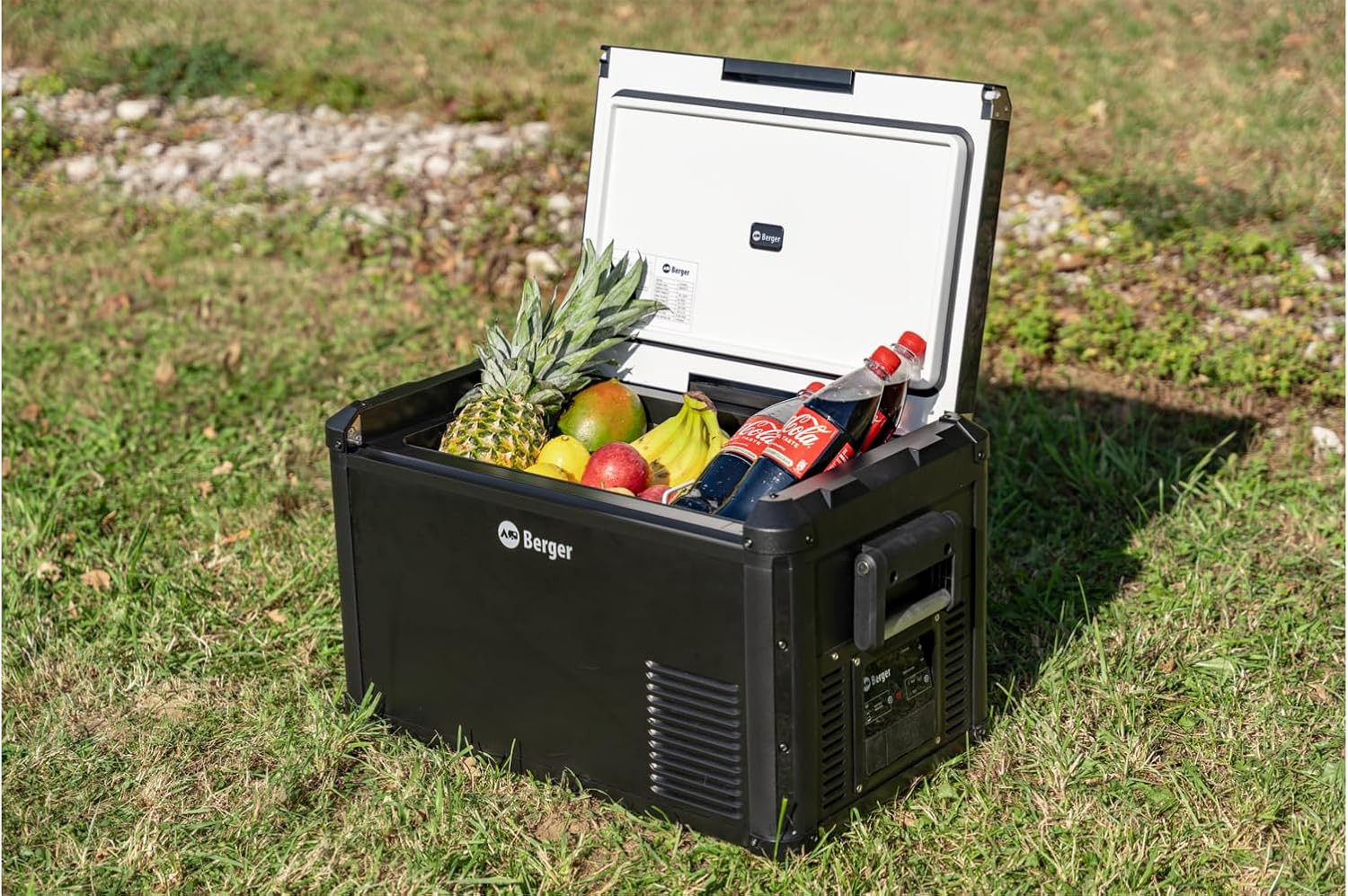 Хладилна чанта за къмпинг и плаж с плодове и напитки, идеална за избор на обем, охлаждане и цена.