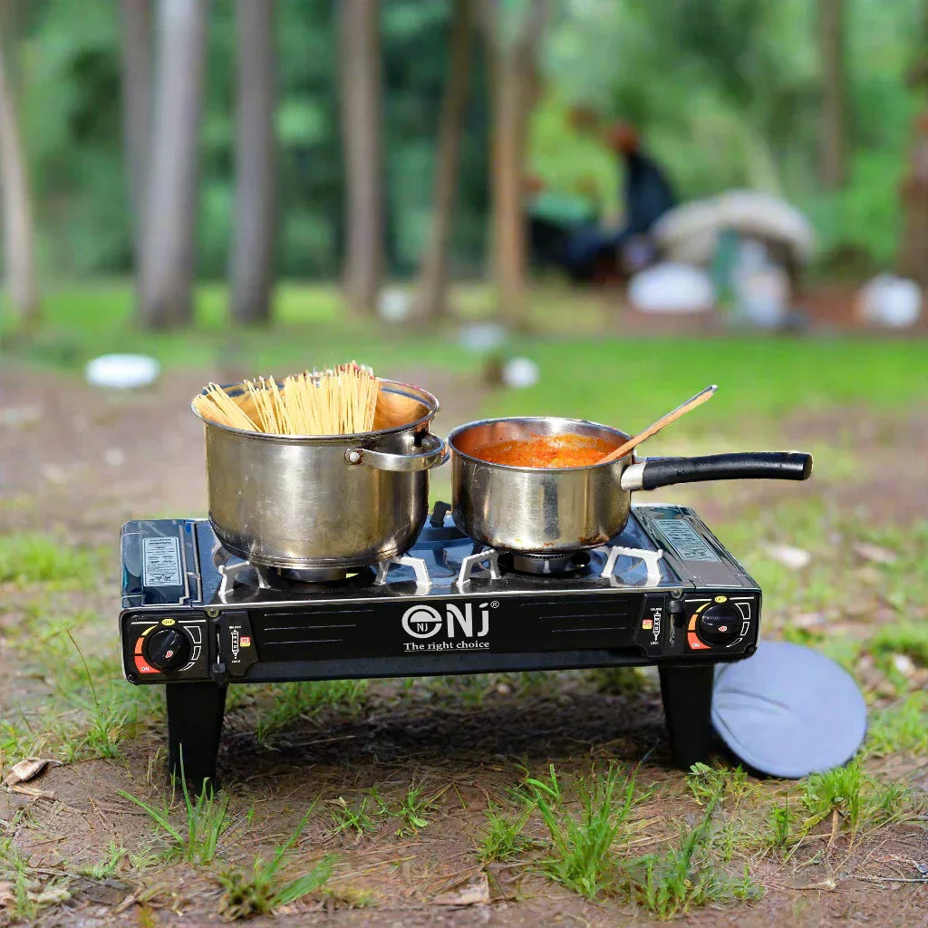 Газов котлон за къмпинг с тенджери за готвене сред природата.