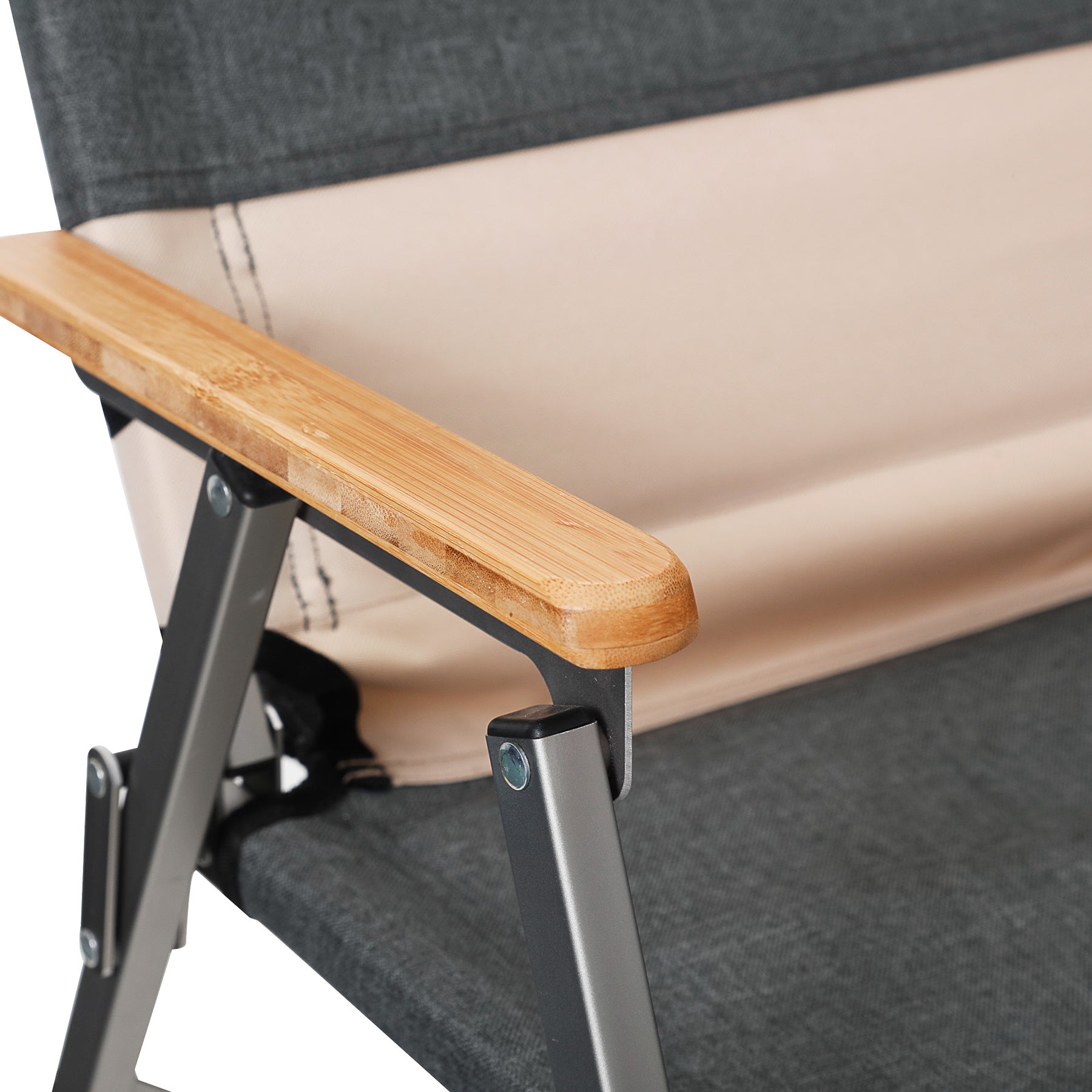 Свръх лек сгъваем стол за къмпинг. Подходящ за ван или кемпер с леки и компактни размери. Модерен дизайн с подлакътници от стествено дърво. Light folding chair for camping, modern design and sturdy materials. Natural wood armrests.