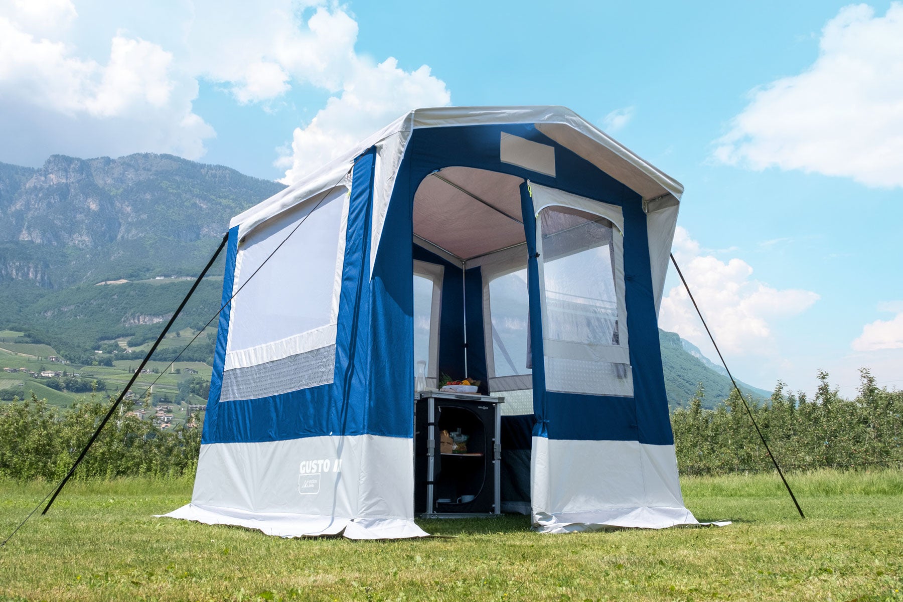 Палатка за кухня, склад или килер, допълнително помещение към караваната и форцелта. Просторни прозрци, здрава конструкция със стоманена рамка. Satelite tent for kitchen, storage to your caravan and campsite.