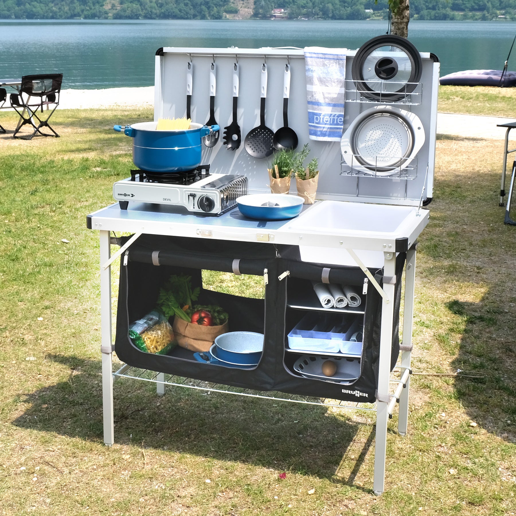 Portable kichen box, set for cooking outdoors. Лесно преносима кухня, куфар за готвене, с рафотове етажерки и отделения за подправки.