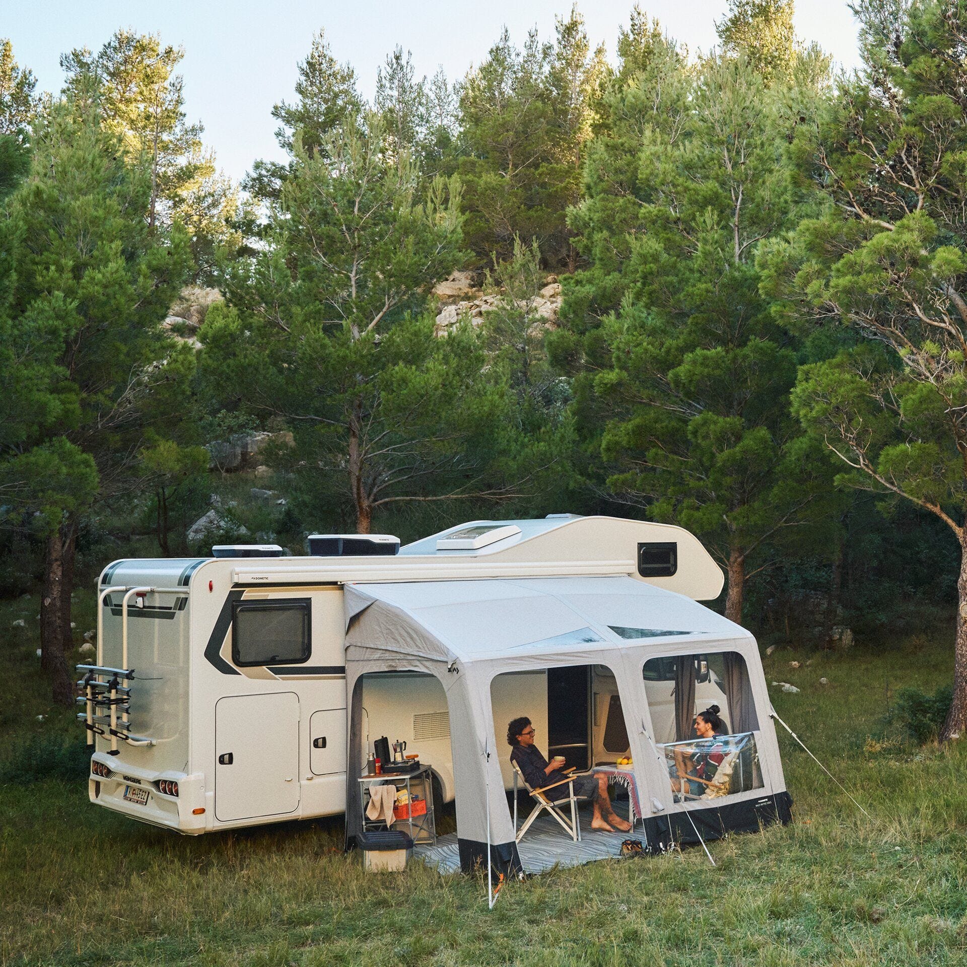 Надуваема тента Dometic Rally AIR Tour 390 с отворени панели / Dometic Rally AIR Tour 390 awning with open panels