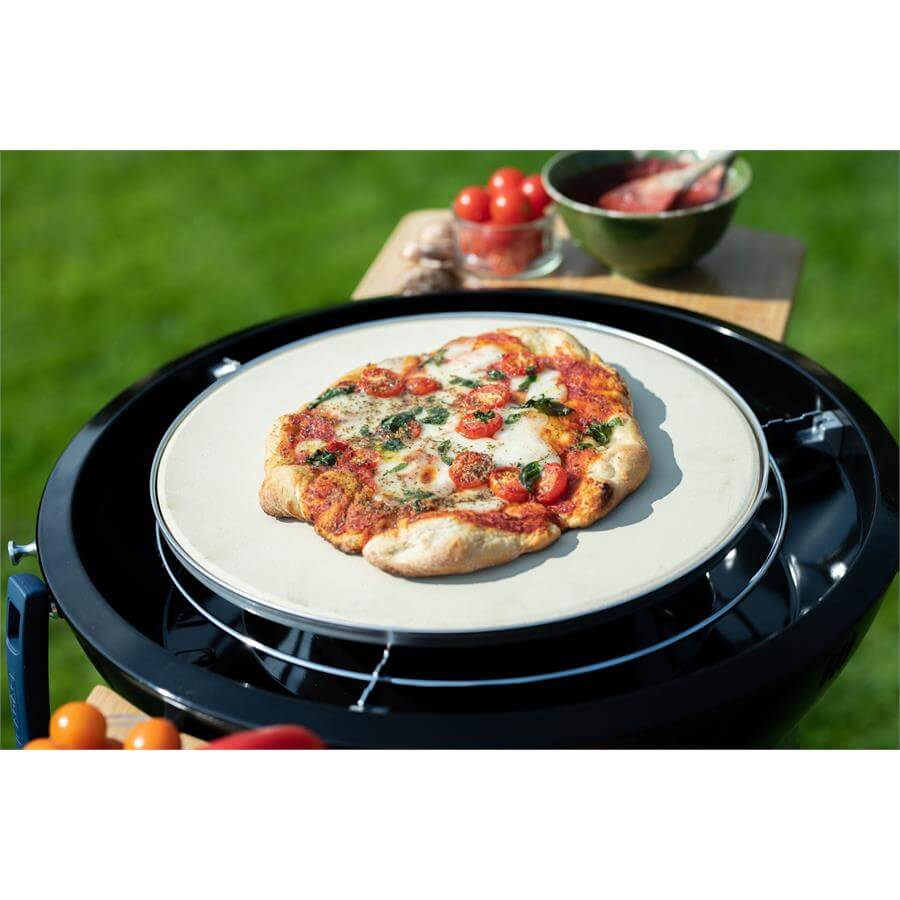 Каменна плоча за пица на барбекю CADAC PIZZA STONE PRO приготвя пица на открито, подходяща за кемпер и къмпинг.