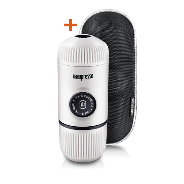 Преносима ръчна машина за кафе еспресо Wacaco Nanopresso с черен калъф в комплект.
