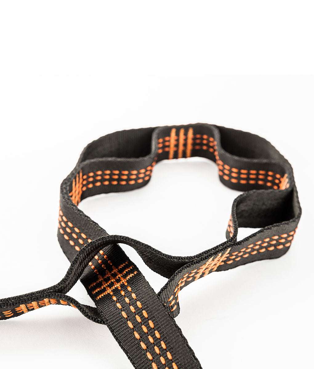 Колан за закрепване на хамак с черен цвят и оранжеви шевове, издръжлив и лесен за използване.