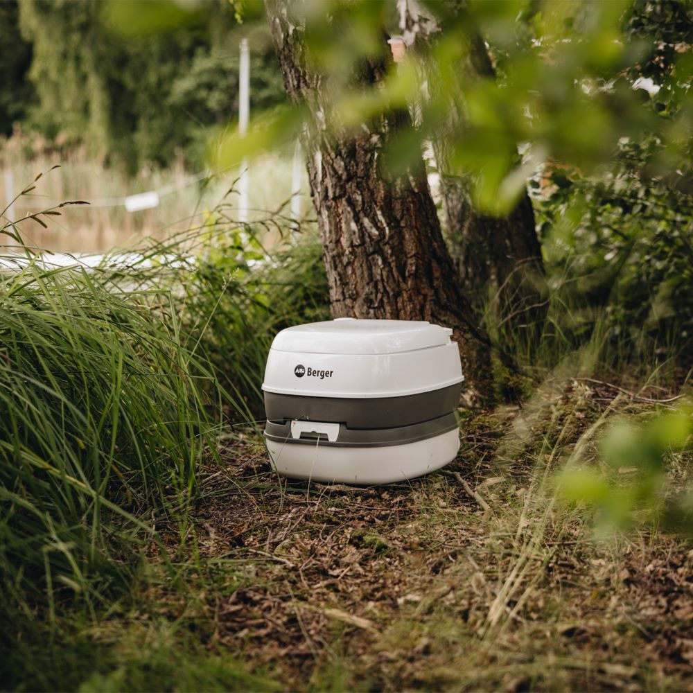 Мобилна химическа тоалетна за къмпинг Berger WC Comfort сред природата, преносима и компактна тоалетна за път с отлична цена.