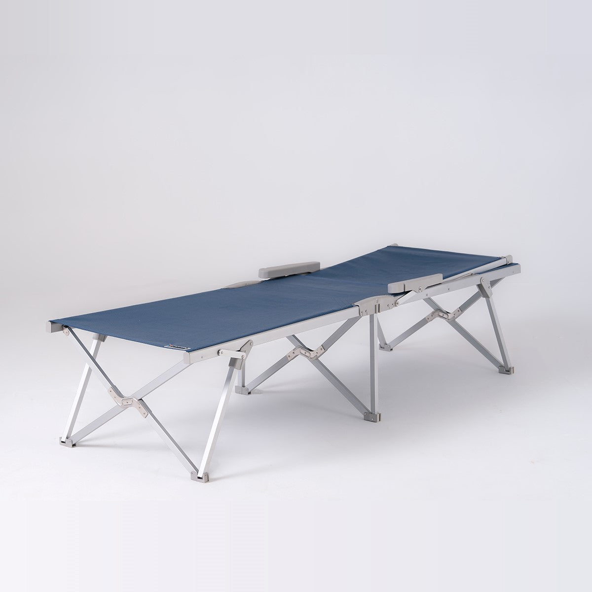 Преносим сгъваем шезлонг Foldzen в син цвят, идеален за къмпинг и плаж. Удобен и лесен за транспортиране.