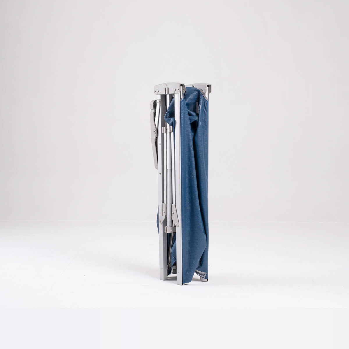 Преносим сгъваем шезлонг Foldzen в сгънато положение, идеален за къмпинг и плаж.