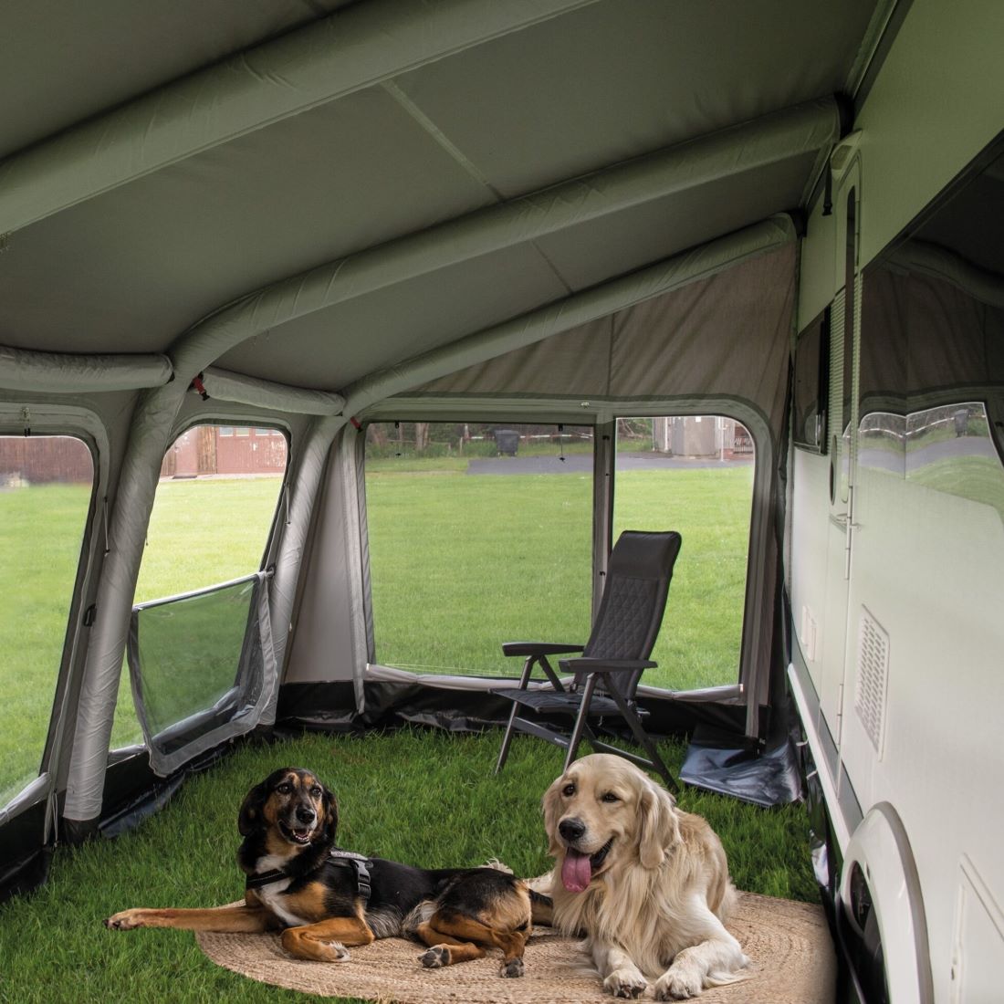 Надуваем форселт за каравана Westfield Ceres 911см - 1120 см, анекс с UV защита, устойчиво на бури предверие, вътрешен изглед с кучета.