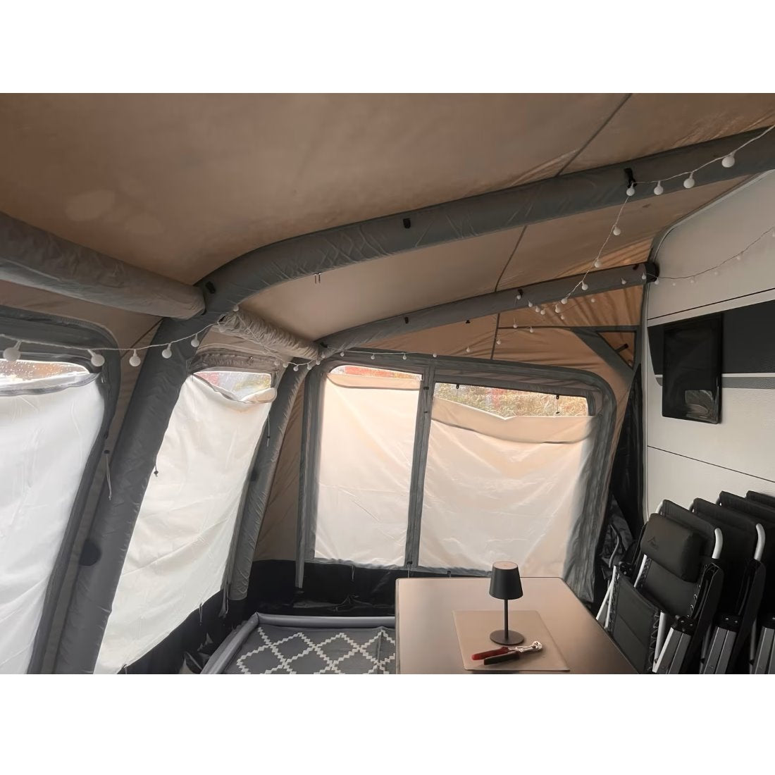 Интериор на надуваем форселт за каравана Westfield Ceres 911см - 1120 см с устойчива на бури конструкция и здрава материя.