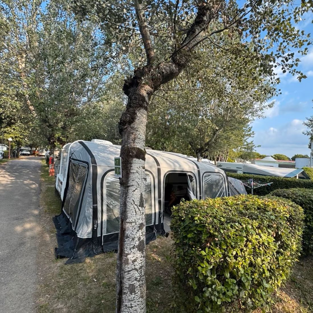 Надуваем форселт за каравана Westfield Ceres 911см - 1120 см, устойчив на бури и UV, разположен в къмпинг сред природата.