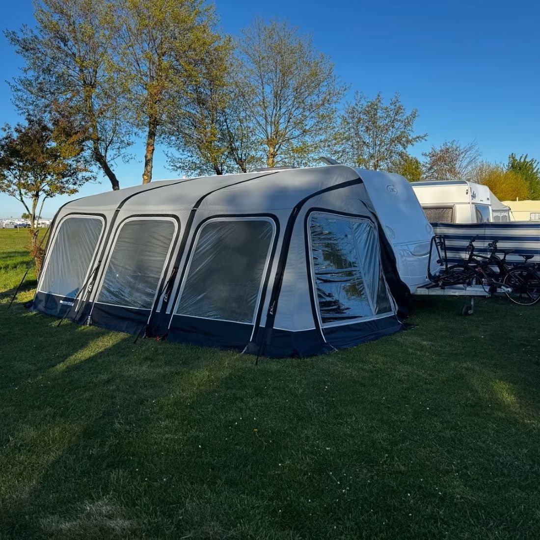 Надуваем форселт за каравана Westfield Ceres 911см - 1120 см на поляна, устойчив на UV и силен вятър.