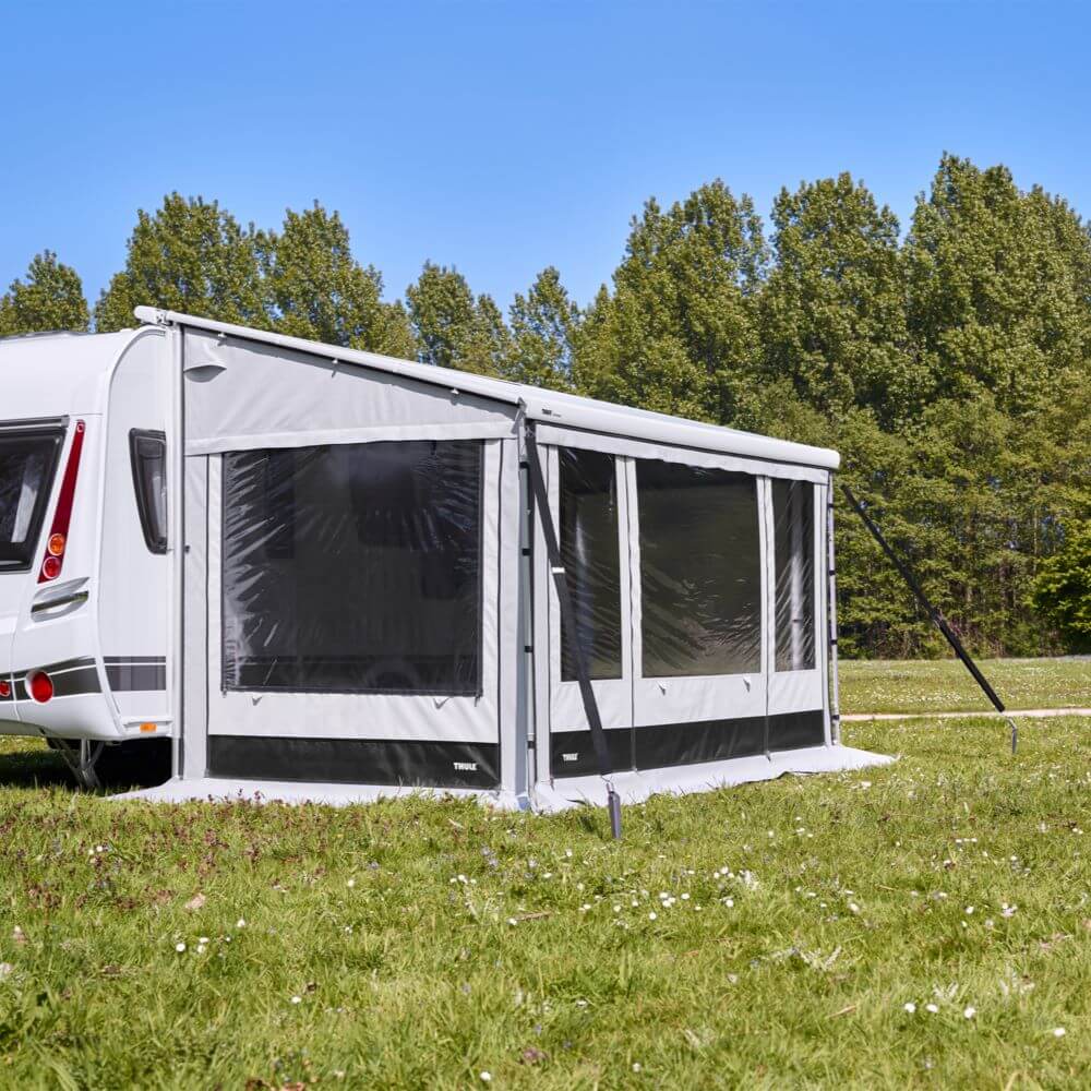 Еко къмпинг оборудване: устойчиви и соларни решения за отговорно къмпингуване, палатка пред каравана в природата