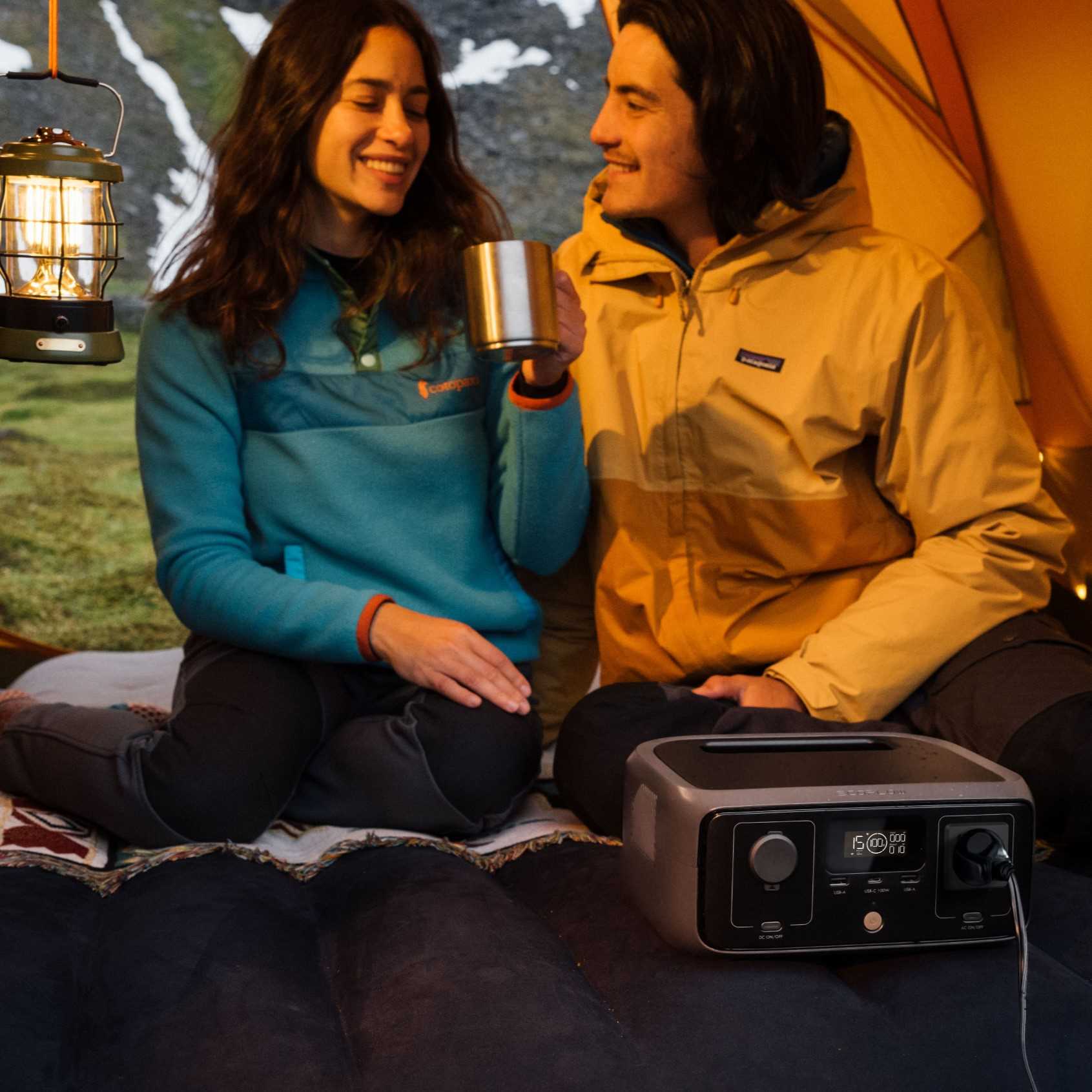 Къмпинг оборудване за ток: какво да взема за соларни панели, зарядни станции и къмпинг лампа