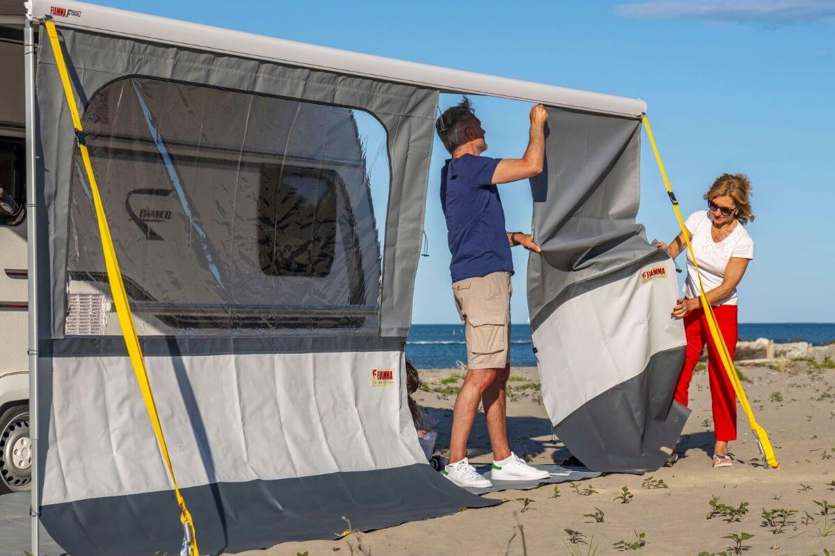 Оборудване за къмпинг с каравана: пълен списък за комфорт и безопасност на пътя, пред палатка на плажа