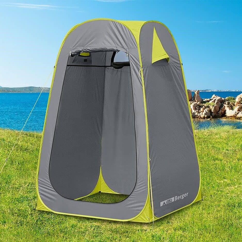 Преносима химическа тоалетна за къмпинг – как да изберете удобен и хигиеничен модел, разположена на зелена поляна край водата