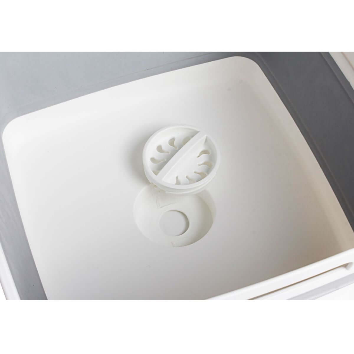 Сгъваема мивка-леген за къмпинг Brunner TANQ с практичен сифон, идеална за миене на съдове при къмпинг и каравани.