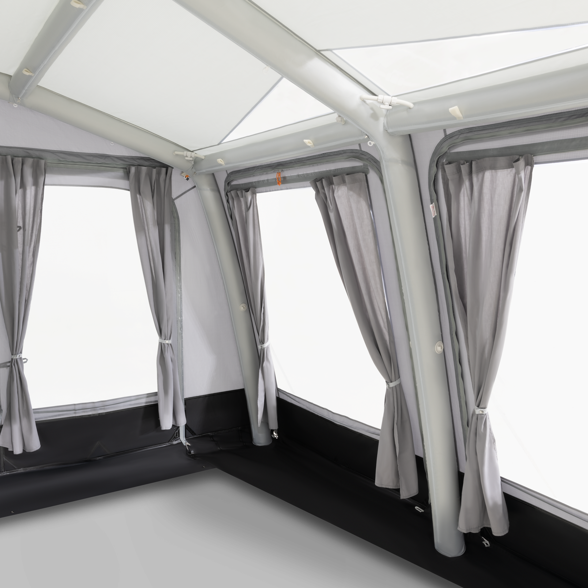 Вътрешно пространство на тента Dometic Rally AIR Tour 390 / Interior of Dometic Rally AIR Tour 390 awning