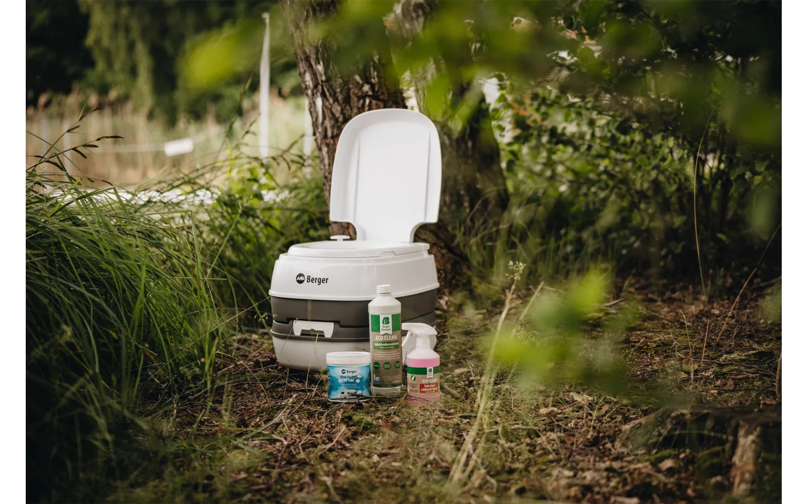 Екологичен препарат за химическа тоалетна Berger Eco Clean 1L и химическа тоалетна на открито.