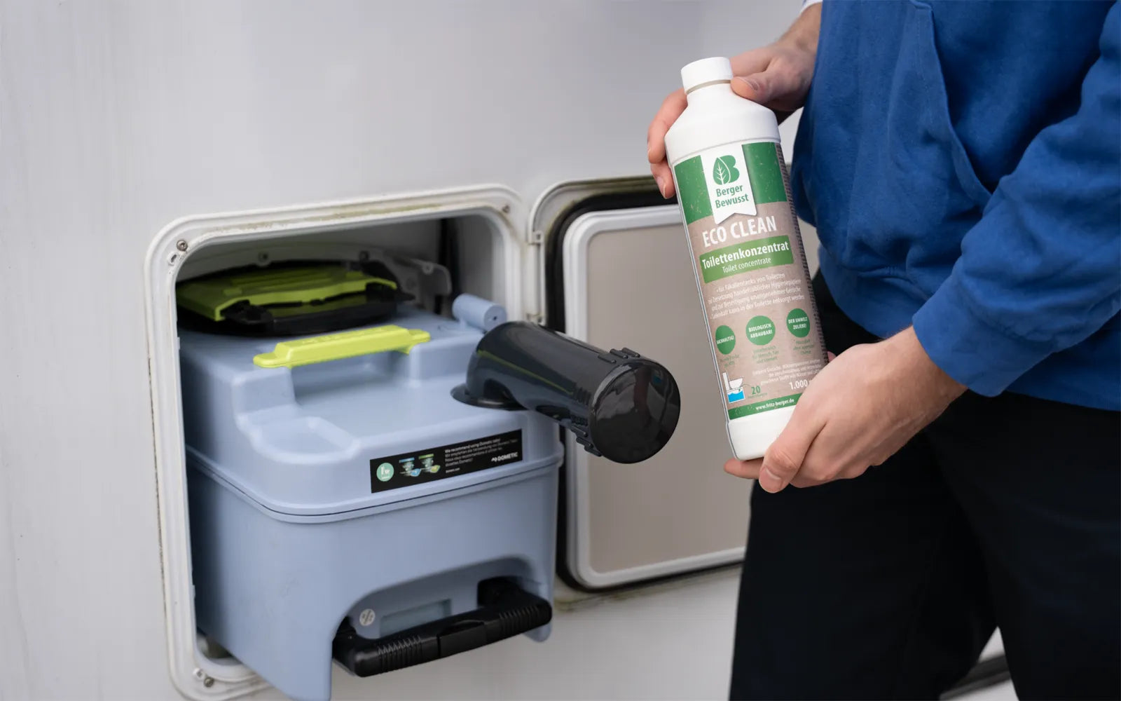 Екологичен препарат за химическа тоалетна Berger Eco Clean 1L в ръка, поставян в кемпер.