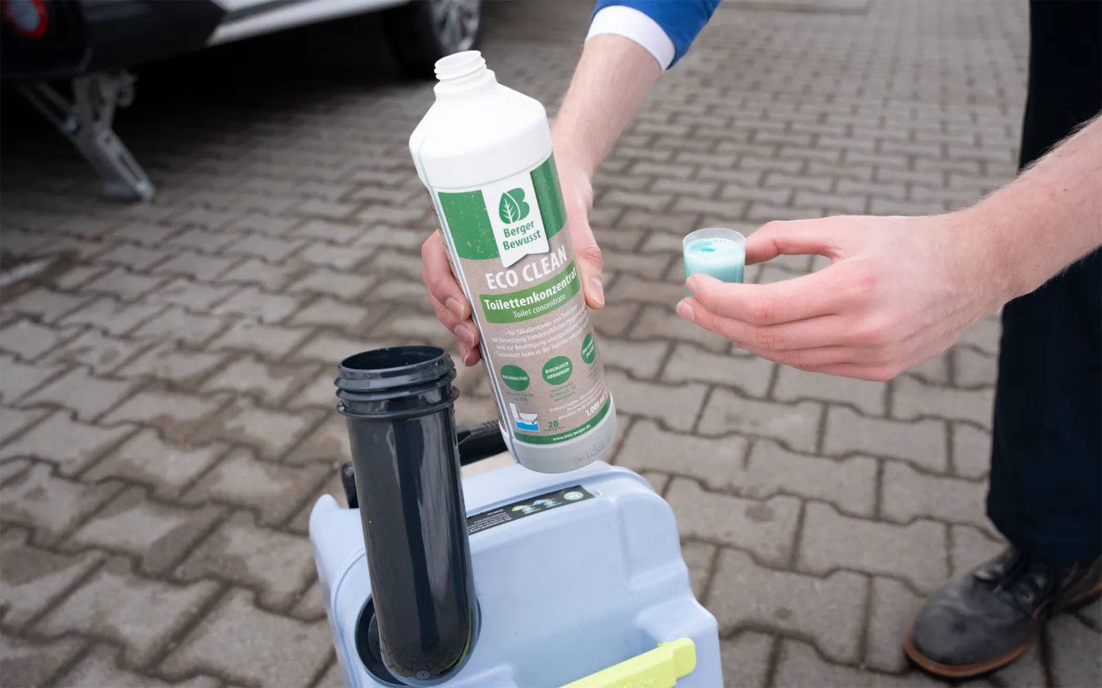 Екологичен препарат за химическа тоалетна Berger Eco Clean 1L в процес на употреба при къмпинг.