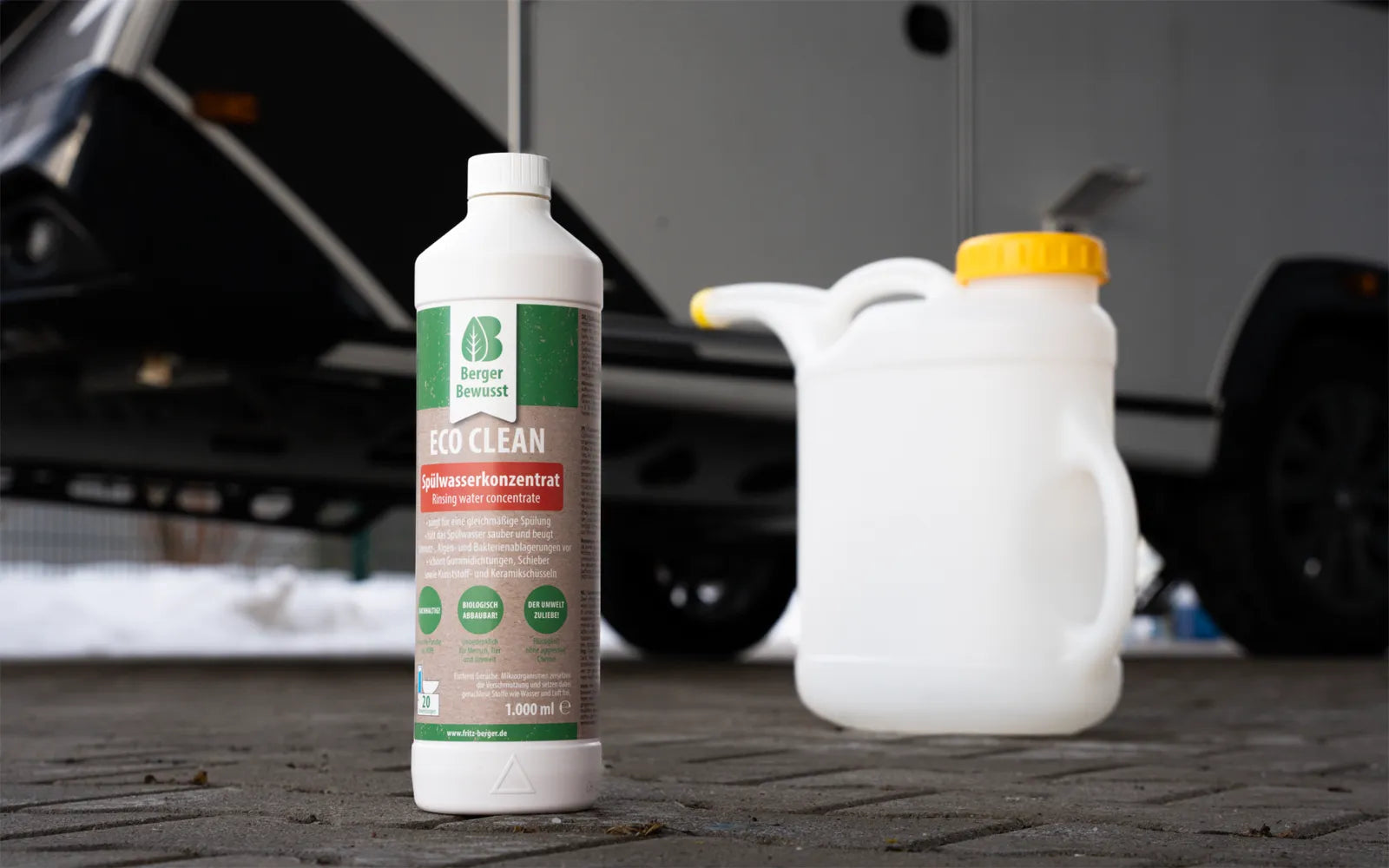 Екологичен концентрат за изплакване (1 л) Berger Eco Clean и контейнер за вода, идеален за кемпер оборудване.