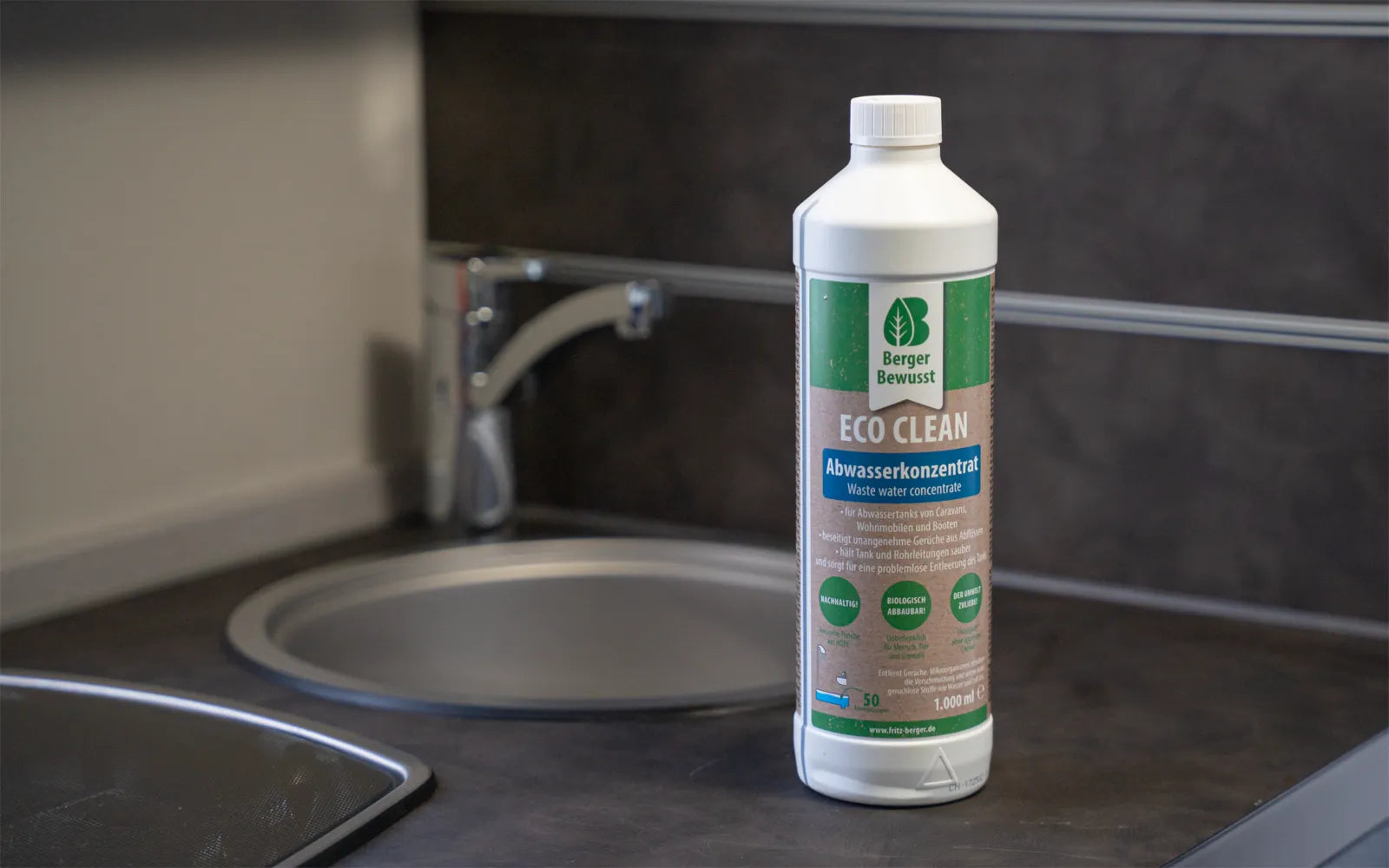Екологичен препарат за сив резервоар Berger Eco Clean 1L в кухня за кемпер