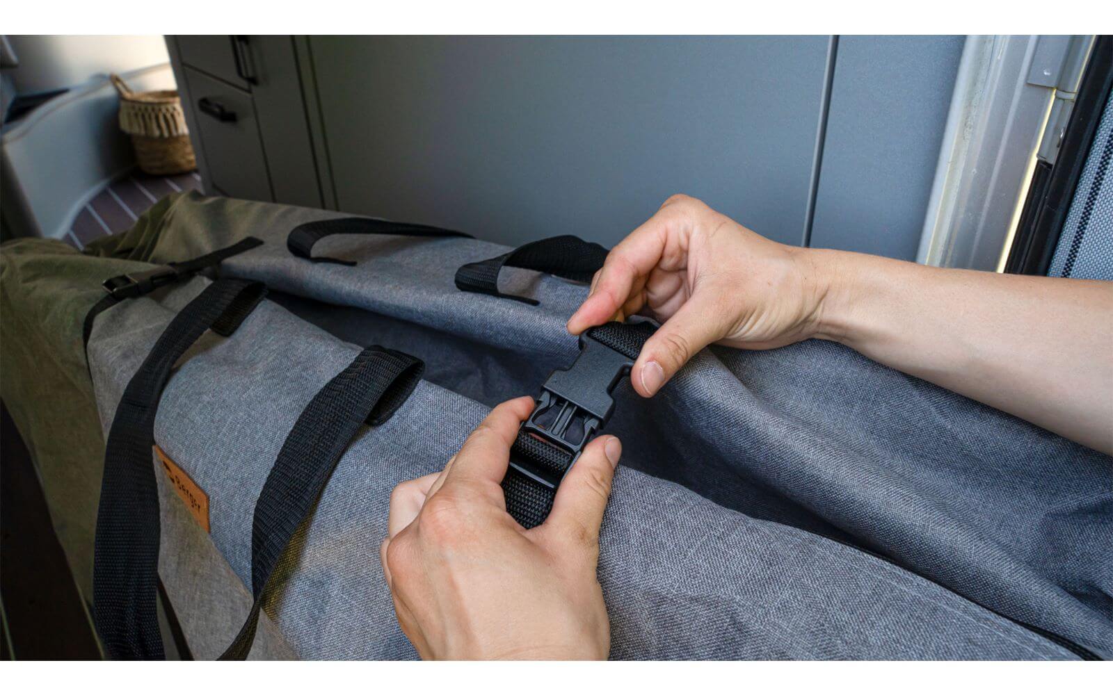 Чанта калъф за носене и съхранение на къмпинг маса и столове Beger 125x75см, качествен аксесоар за къмпинг оборудване.