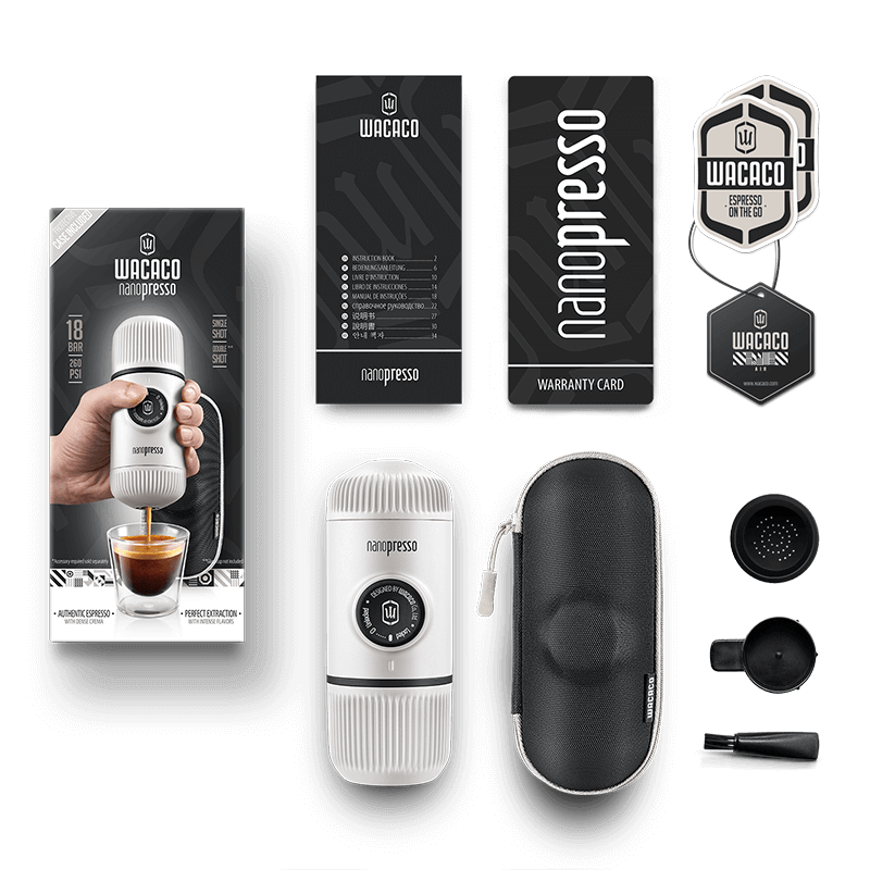Преносима ръчна машина за кафе Wacaco Nanopresso с аксесоари и опаковка за перфектно еспресо на къмпинг.