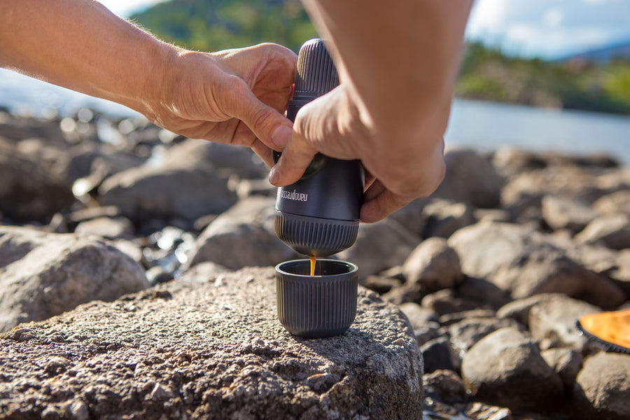 Преносима машина за кафе Wacaco® Nanopresso, приготвяне на еспресо на камъни до река.