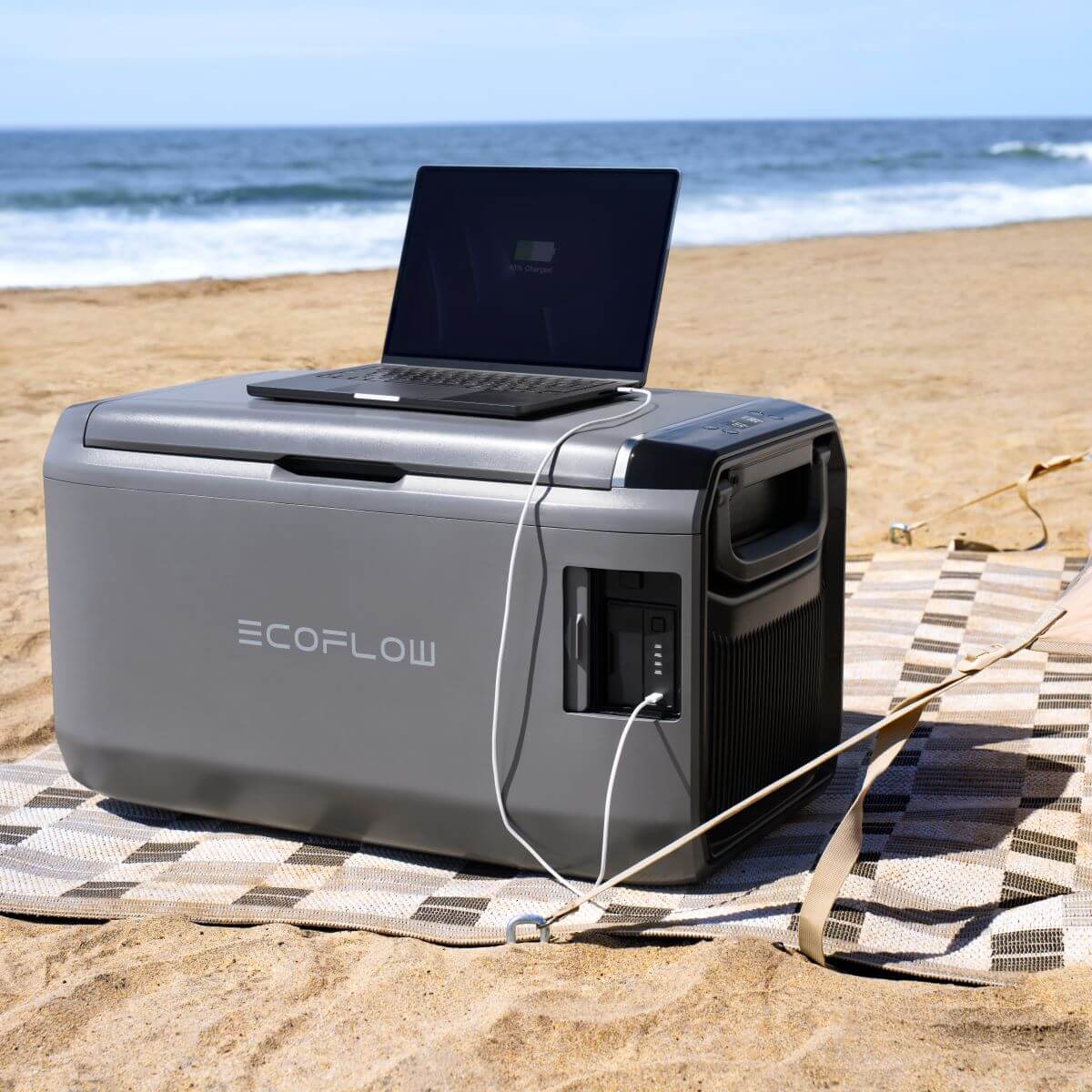 EcoFlow Glacier компресорен хладилник на плажа с лаптоп, мобилно решение за къмпинг, каравана и кемпер.