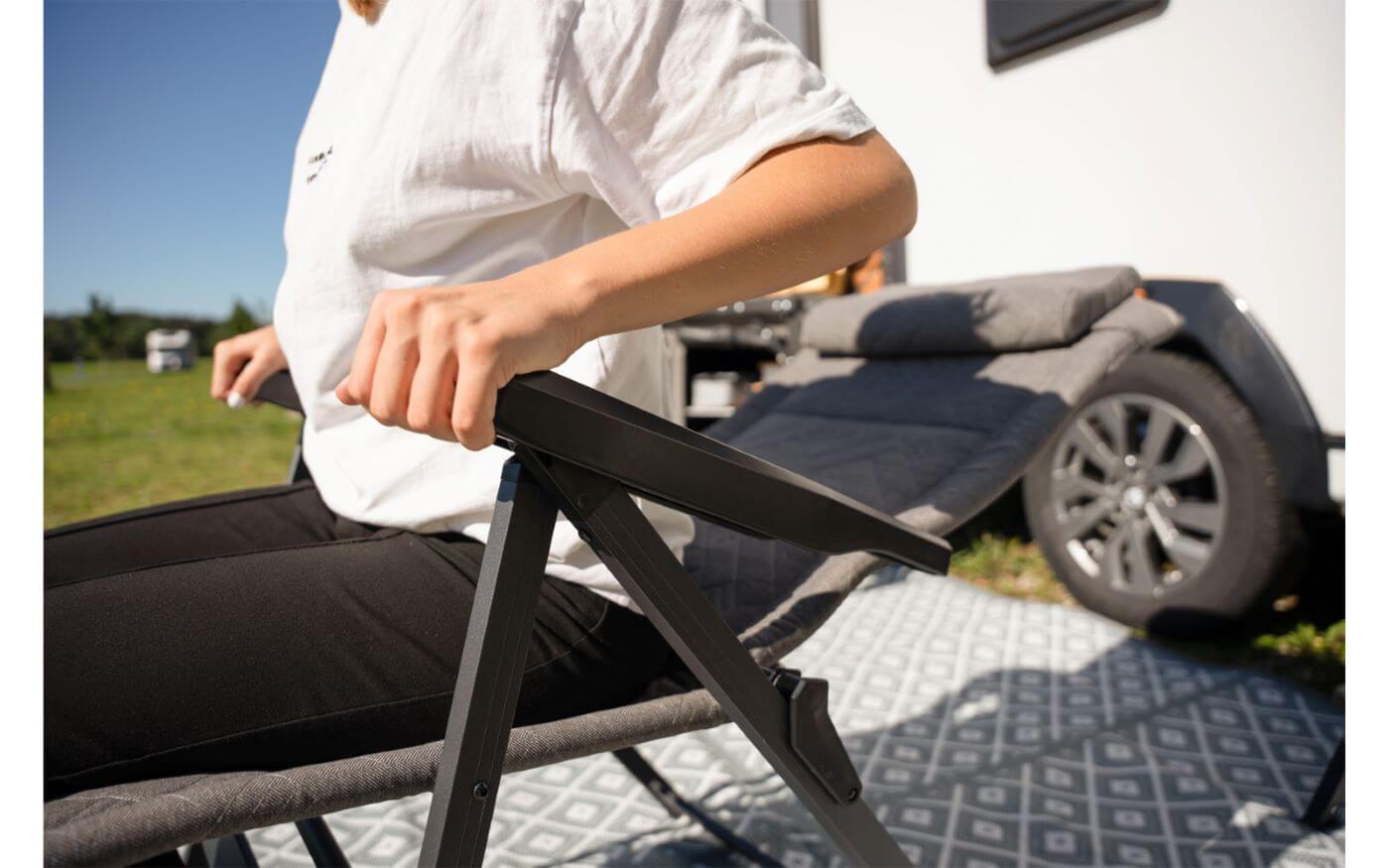 Луксозен сгъваем стол за къмпинг BERGER DAKAR на кемпер фон, аксесоари и мебели за къмпинг от Gocampy