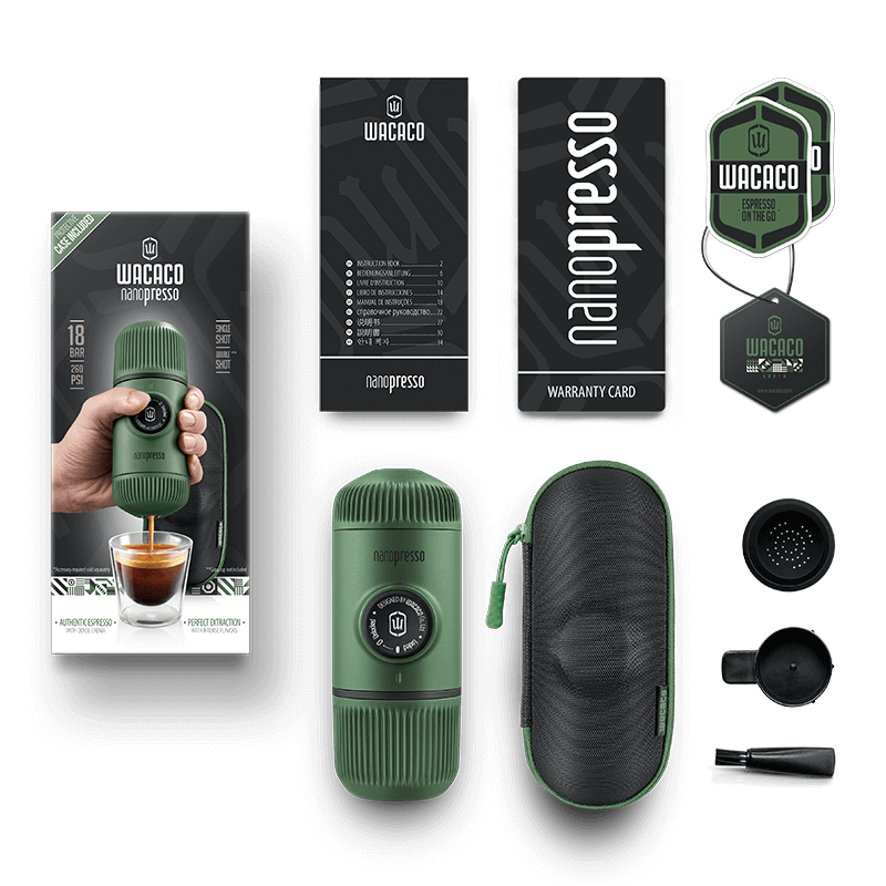 Комплект преносима ръчна машина за еспресо Wacaco® Nanopresso с аксесоари и опаковка.