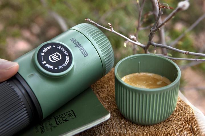 Преносима машина за кафе Wacaco Nanopresso с чаша, идеална за къмпинг и еспресо на открито.