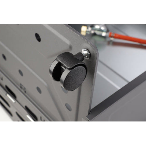 Детайл на газова отоплителна печка MEVA Relax 4,2 kW с механизъм за управление и газова свързваща тръба.