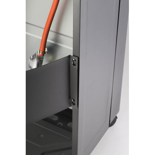 Част от газова отоплителна печка MEVA Relax 4,2 kW с видими връзки и газова тръба.