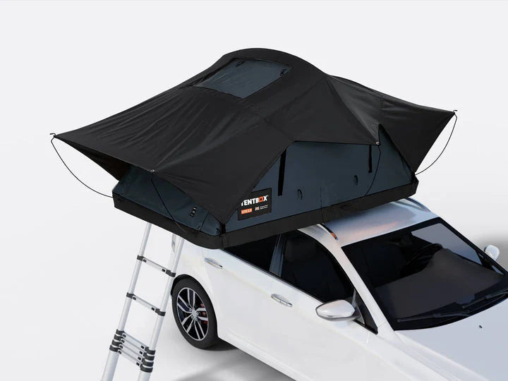 TentBox Lite 2.0 – Покривна палатка за автомобил, разпъната на автомобил с стълба и тъмен покрив.