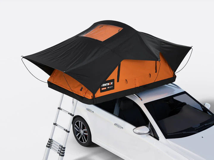 TentBox Lite 2.0 – Покривна палатка за автомобил, разпъната на покрива на автомобил с сгъваема стълба.