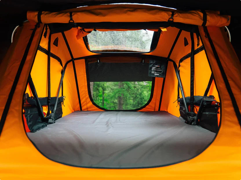 TentBox Lite 2.0 – Покривна палатка за автомобил с уютно и удобно пространство за къмпинг приключения.