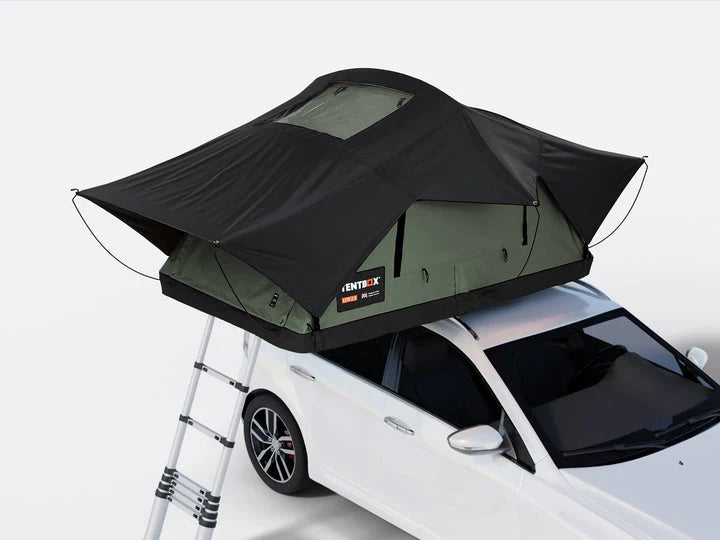 TentBox Lite 2.0 – Покривна палатка за автомобил, разпъната на покрива на автомобил с сгъваема стълба.