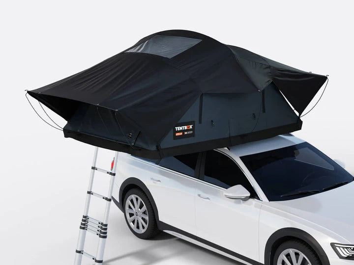 TentBox Lite XL – Покривна палатка за 4-ма, разпъната на покрива на автомобил, с сгъваема стълба за лесен достъп.
