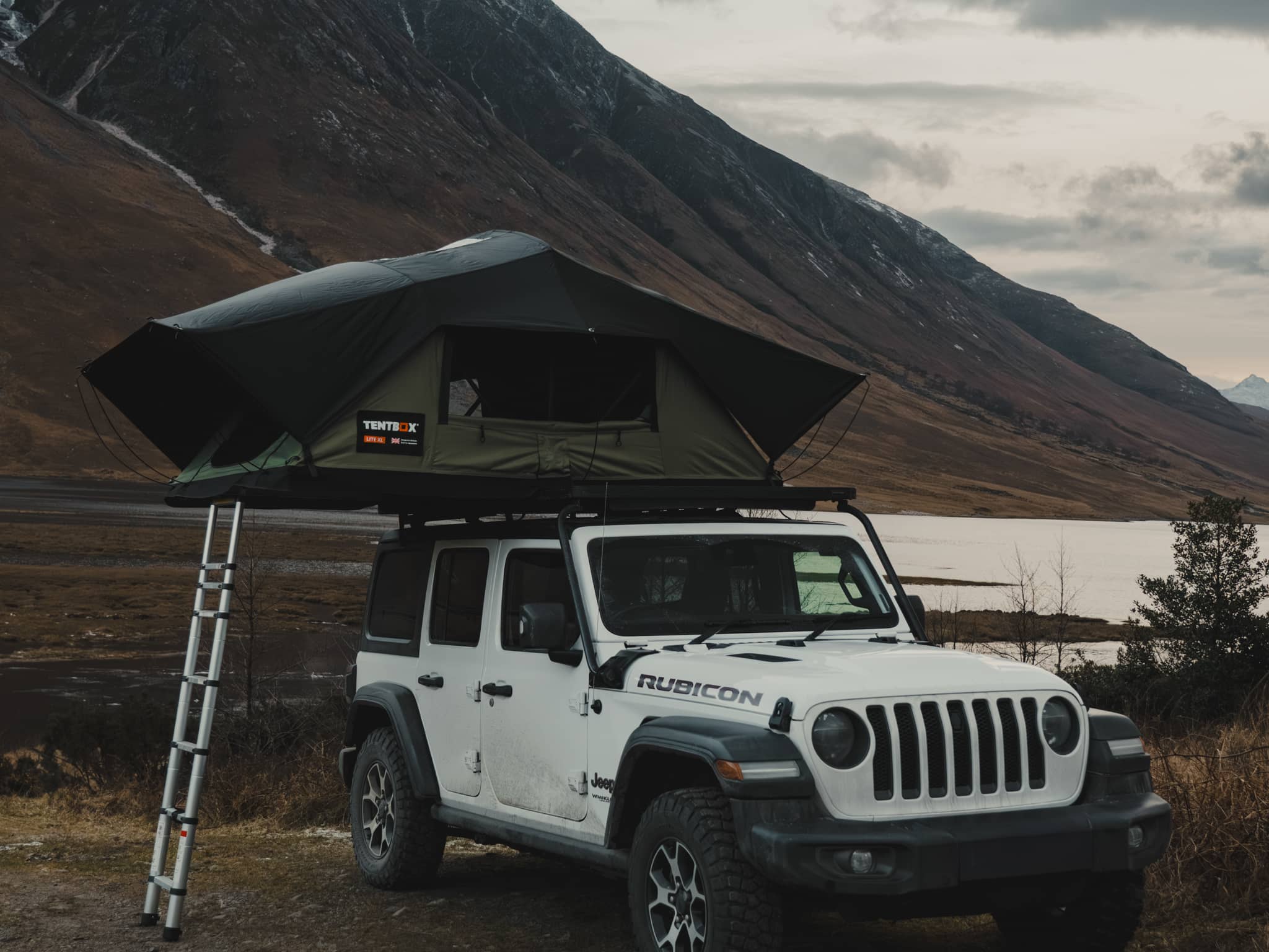TentBox Lite XL – Покривна палатка за 4-ма на покрива на автомобил в планинска местност.