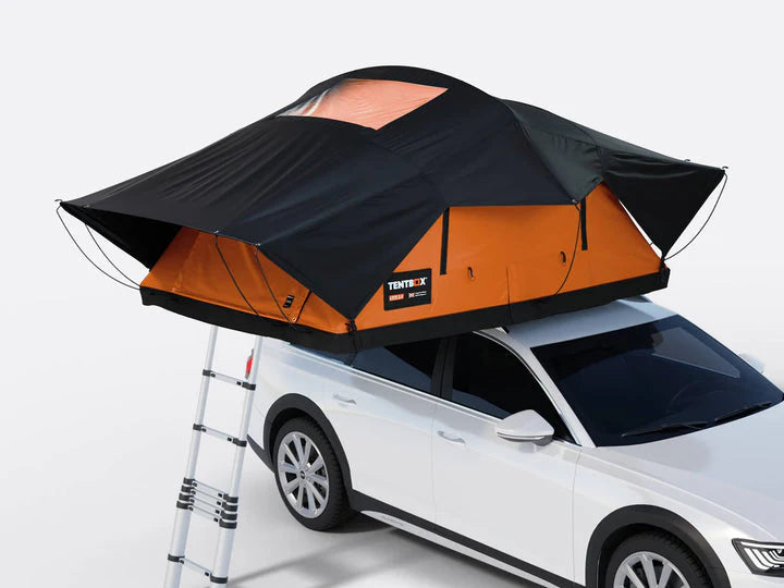 TentBox Lite XL – Покривна палатка за 4-ма, монтирана на автомобил с сгъваема стълба и ярко оранжево покритие.