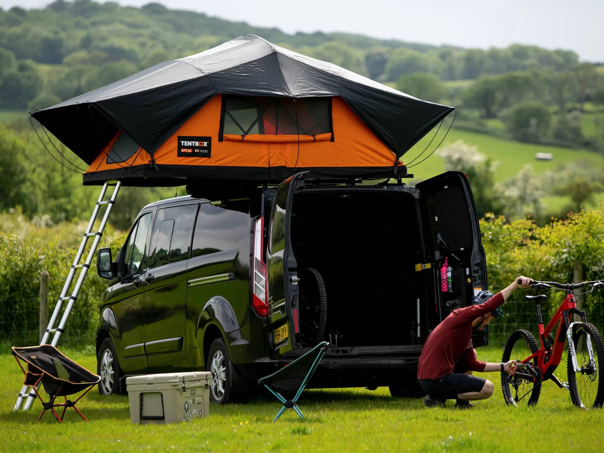 TentBox Lite XL – Покривна палатка за 4-ма на автомобил, с сгъваема стълба и outdoor аксесоари.