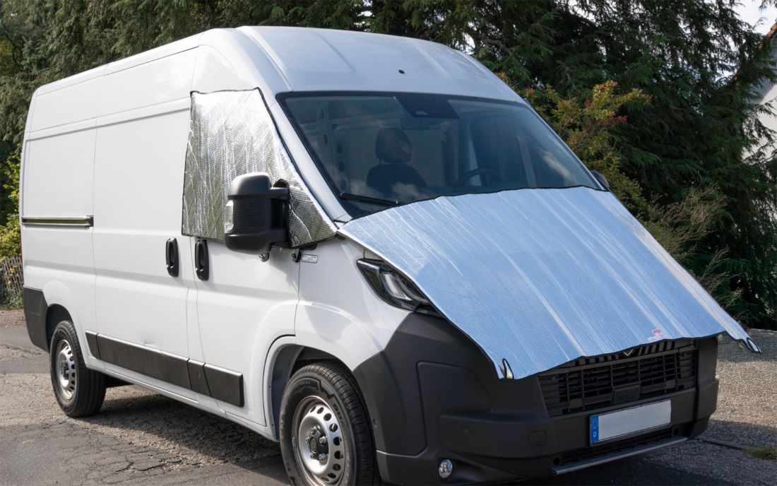 Сенник външна термоизолация Berger VW T5/T6 на бял фургон, предлагащ защита от климатични условия.