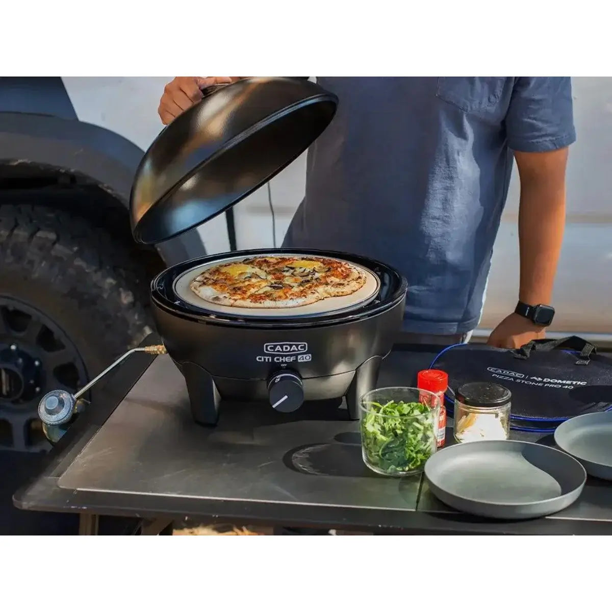 Каменна плоча за пица на барбекю CADAC PIZZA STONE PRO в кемпер среда, подходяща за къмпинг и каравана използване - pizza stone with camper setup