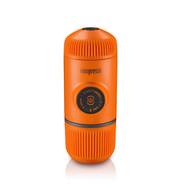 Преносима ръчна машина за кафе еспресо Wacaco® Nanopresso в оранжев цвят, идеална за къмпинг и пътувания.